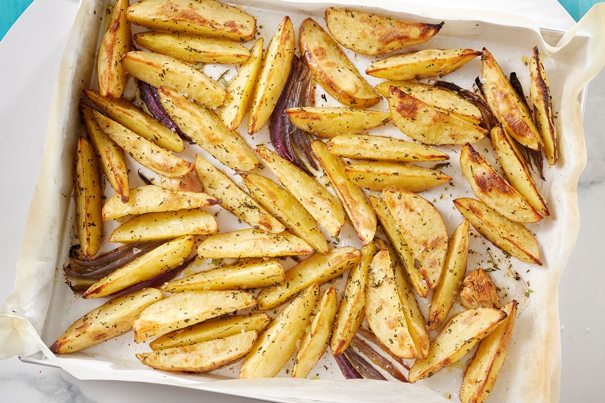 Patate crude tagliate a cubetti in una ciotola con ingredienti segreti.