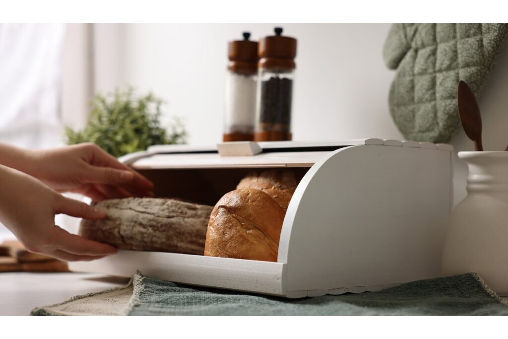 Molti conservano così il pane: è l’errore che lo rovina più in fretta Pane conservato in un sacchetto di plastica su un tavolo di cucina.