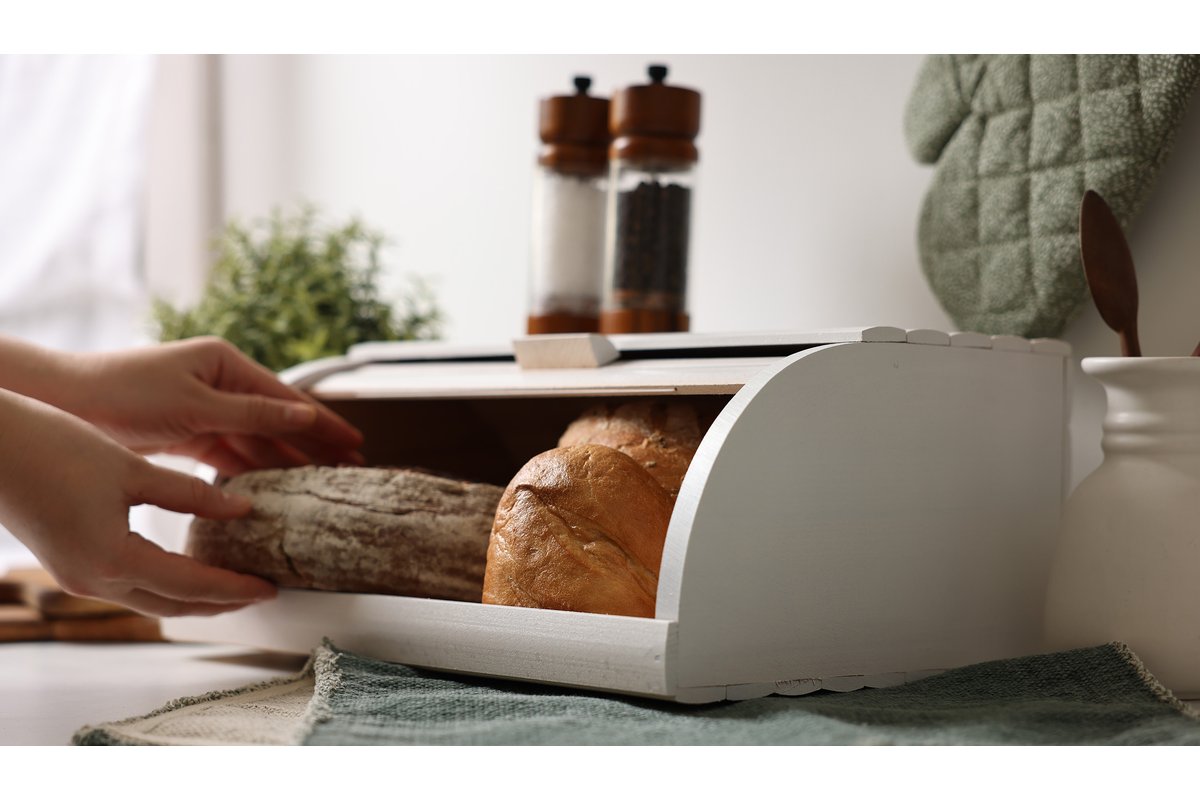 Pane conservato in un sacchetto di plastica su un tavolo di cucina.