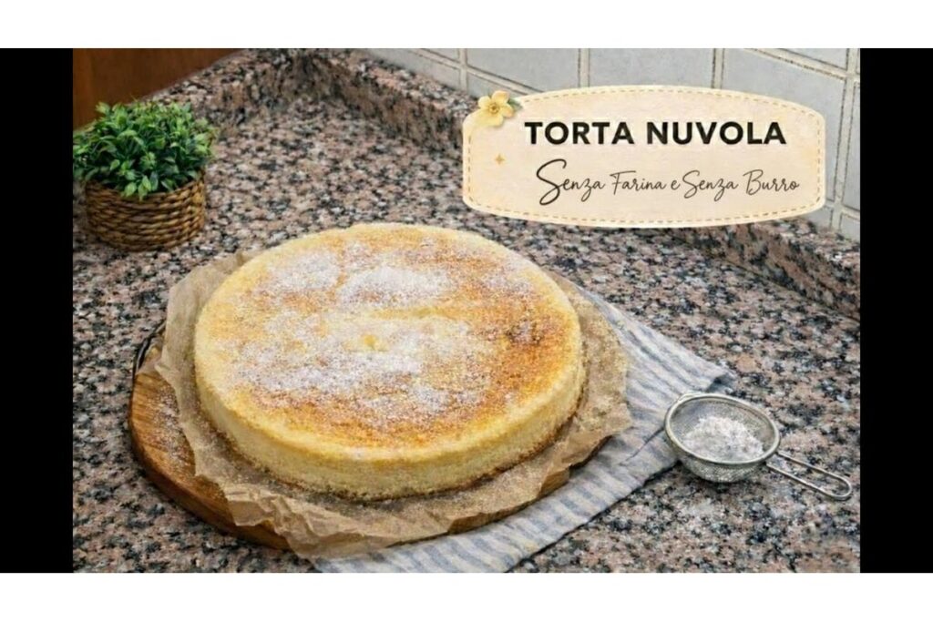 Dolce al cioccolato senza forno con guarnizione di frutta fresca.